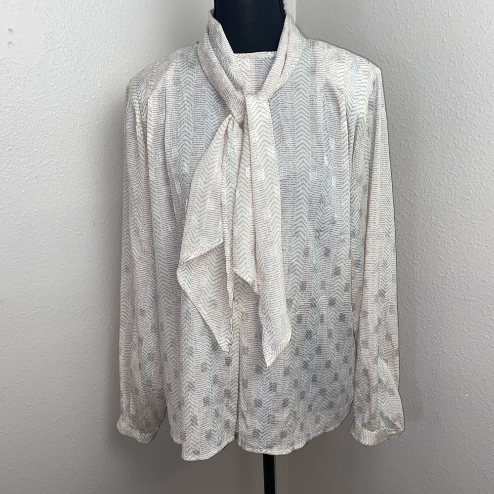 Vtg Liz‎ Claiborne Blouse Women's 10 White Jacquard Satin Geo Print Scarf Button